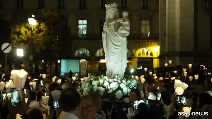 A Parigi una fiaccolata riporta la statua della Madonna a Notre-Dame