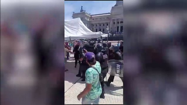 La Policía de la Ciudad reprimió a activistas cannábicos que marchaban sobre la vereda frente al Congreso