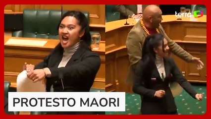 Deputados Maori usam dança haka para interromper votação de projeto de lei