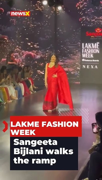 Sangeeta Bijlani walks the ramp at LFW for Sanjukta Dutta#newsx #exclusive #sangeetabijlani #lakmefashionweek #sanjuktadutta