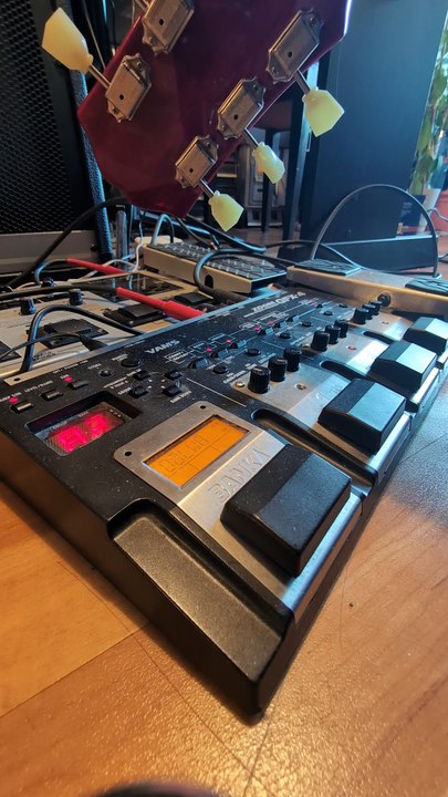 2 multi-êffects guitar pedals ; korg and zoom, compared & mixed: The Korg one. Examples of sounds vol. 1