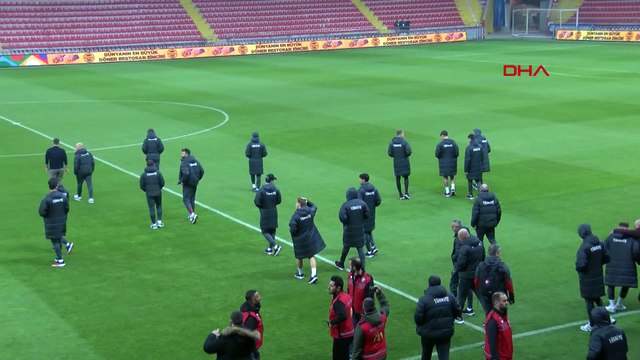 A Milli Futbol Takımımız, Galler maçının oynanacağı Kadir Has Stadyumu’nda yürüyüş yaptı