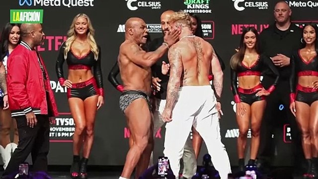 ¡Se fue con todo! Mike Tyson golpea a Jake Paul en la ceremonia de pesaje previo a su pelea