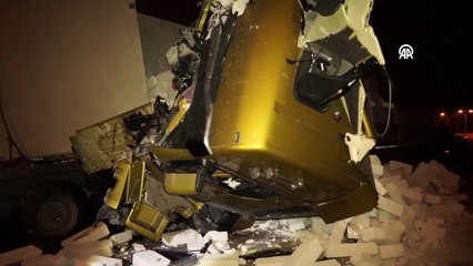 Tırlar çarpıştı 2 kişi yaralandı