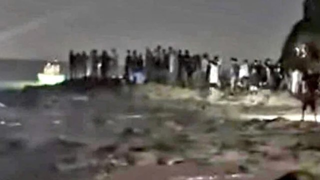 Hàng chục người xuyên đêm tìm kiến một nam sinh mất tích khi tắm biển tại Phú Yên | VTC Now