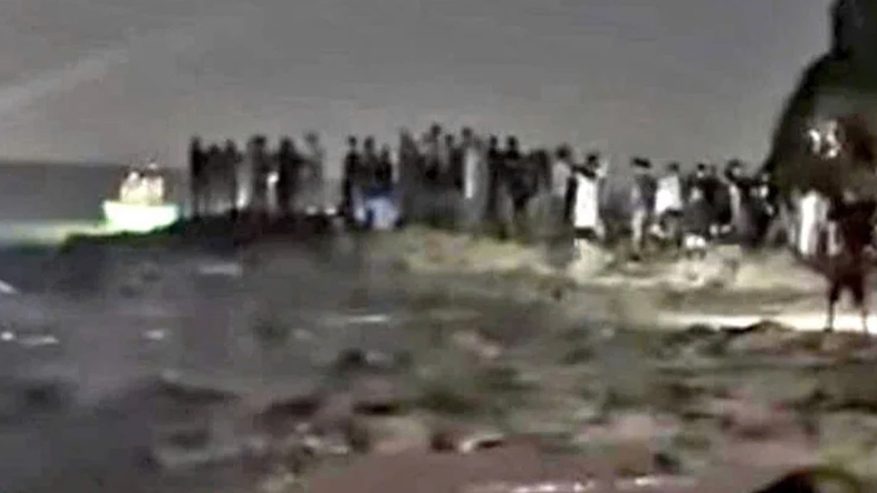 Hàng chục người xuyên đêm tìm kiến một nam sinh mất tích khi tắm biển tại Phú Yên | VTC Now