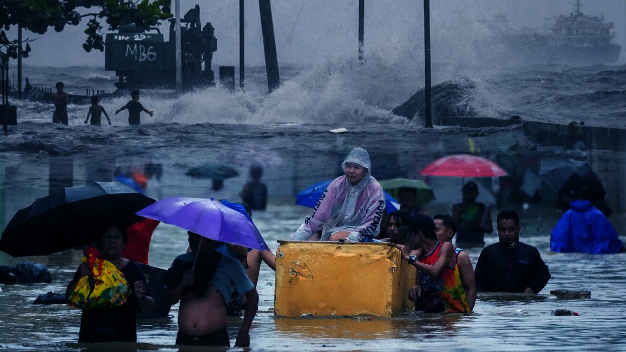 Philippines "chao đảo" khi bị 5 cơn bão lớn liên tiếp tấn công chỉ trong 3 tuần