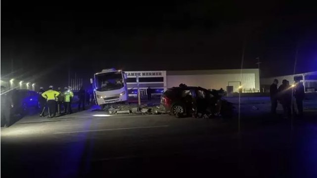 Polis minibüsü ile otomobil çarpıştı: 1 ölü, 11 yaralı