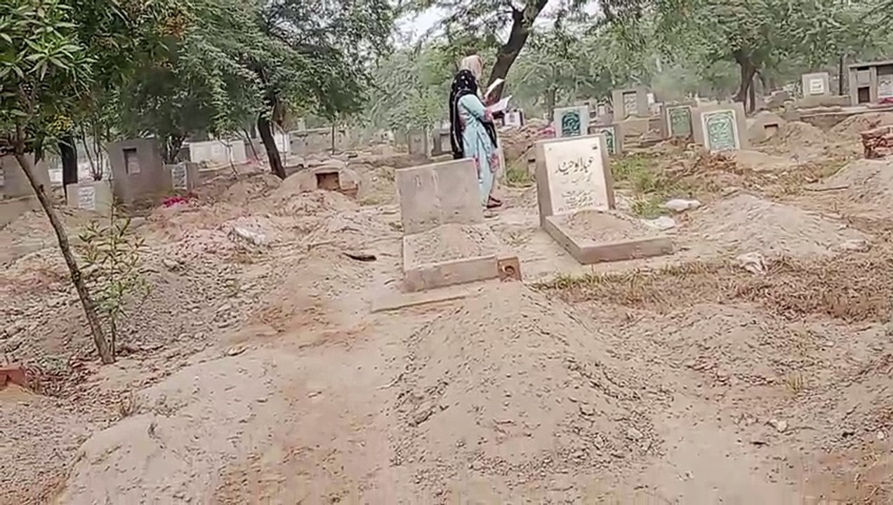 Urat Ka Qabarstan Me Ana Mana Hai . phir b kuch Urtay Aa Jati hen 😭