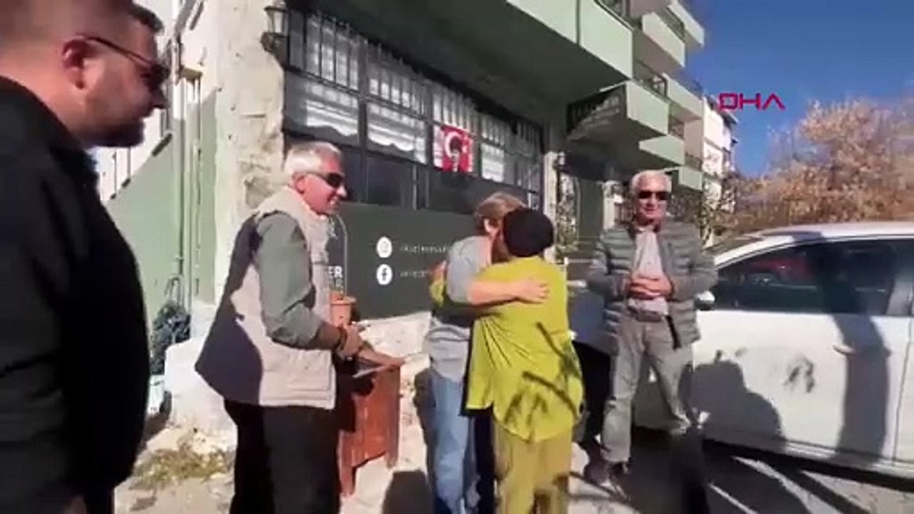 Ağlayarak ayrıldığı köye 49 yıl sonra geri döndü! Emekli öğretmenden ilk atandığı okula vefa ziyareti