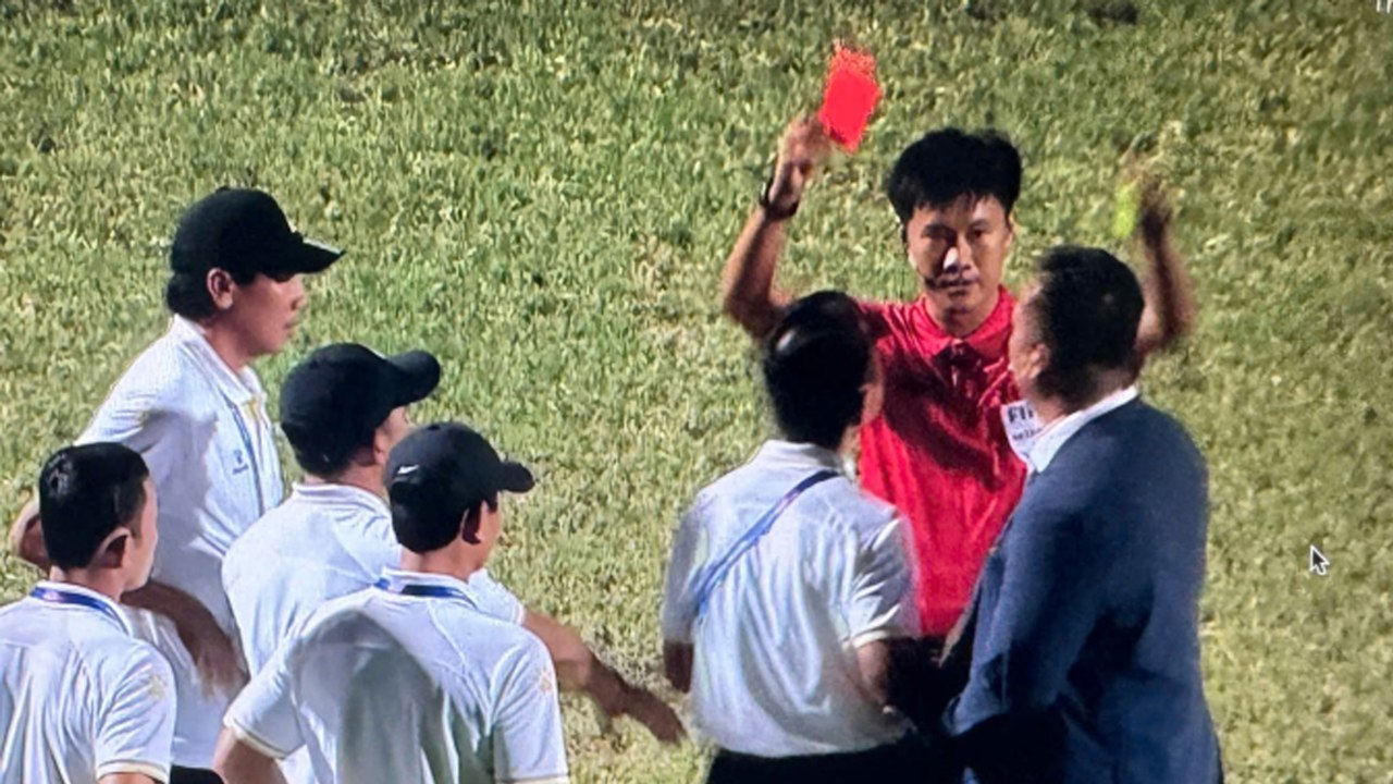 Bức xúc vì đội nhà bị hủy penalty, HLV Văn Sỹ Sơn nói trọng tài "có ý đồ" với CLB Quảng Nam