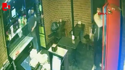 Beyoğlu’nda tehditle para istediği çiğ köfteciden dayak yedi