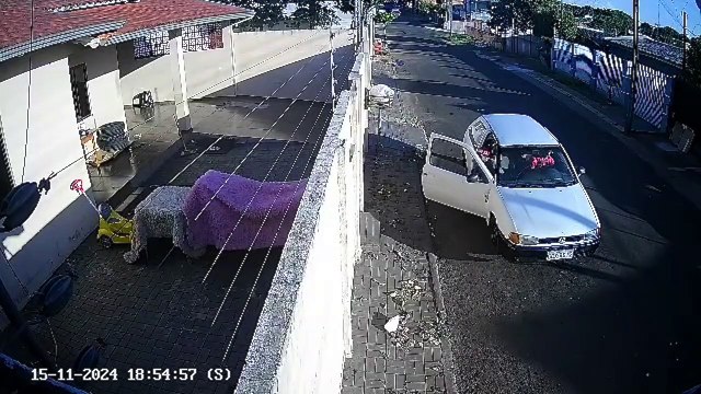 Câmeras de segurança registram terror de família durante assalto a residência em Foz do Iguaçu