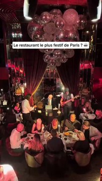 Diner au milieu d’un show exceptionnel ? C’est possible chez Mondaine à Paris ! Réserves ta table en famille ou entre amis, et observe un show tout autour de toi. Ici les serveurs, les comédiens, les chanteurs et même le public, tout le monde particip