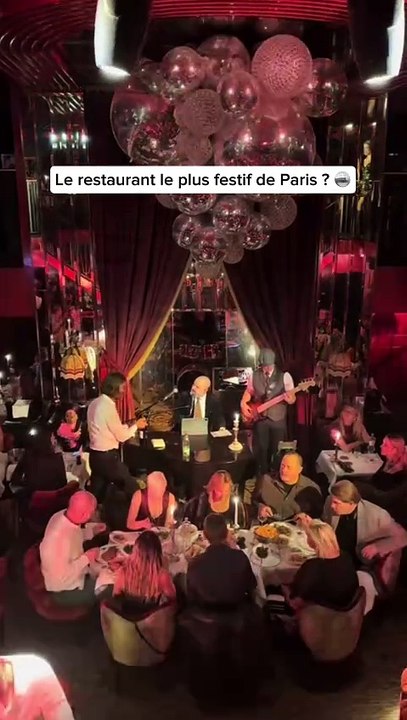 Diner au milieu d’un show exceptionnel ? C’est possible chez Mondaine à Paris !   Réserves ta table en famille ou entre amis, et observe un show tout autour de toi.   Ici les serveurs, les comédiens, les chanteurs et même le public, tout le monde particip
