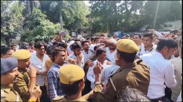 नरेश मीणा की फैन फॉलोइंग ने सरकार और पुलिस को दे दी चेतावनी, कोटा कलेक्ट्रेट पर किया रिहाई की मांग को लेकर प्रदर्शन