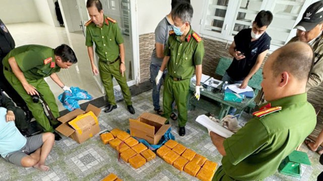 Hơn 100 cảnh sát vây bắt trùm ma túy có thủ súng trong người, thu giữ 58 kg hàng trắng | VTC Now