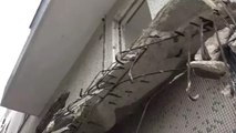 Avcılar’da boşaltılan binanın balkonu kendiliğinden çöktü
