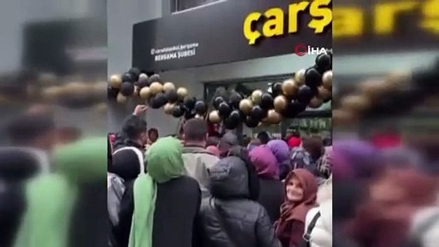 Züccaciye mağazası açılışında izdiham! Birbirlerini ezdiler