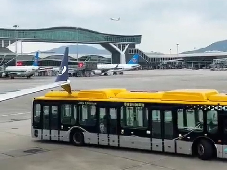 Schock am Flughafen: Bus schrammt an Boeing entlang