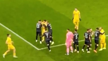 Ultras romeni gridano "Serbia" durante Romania-Kosovo: gli avversari lasciano il campo