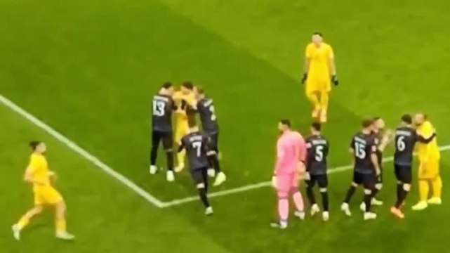 Ultras romeni gridano Serbia durante Romania-Kosovo: gli avversari lasciano il campo
