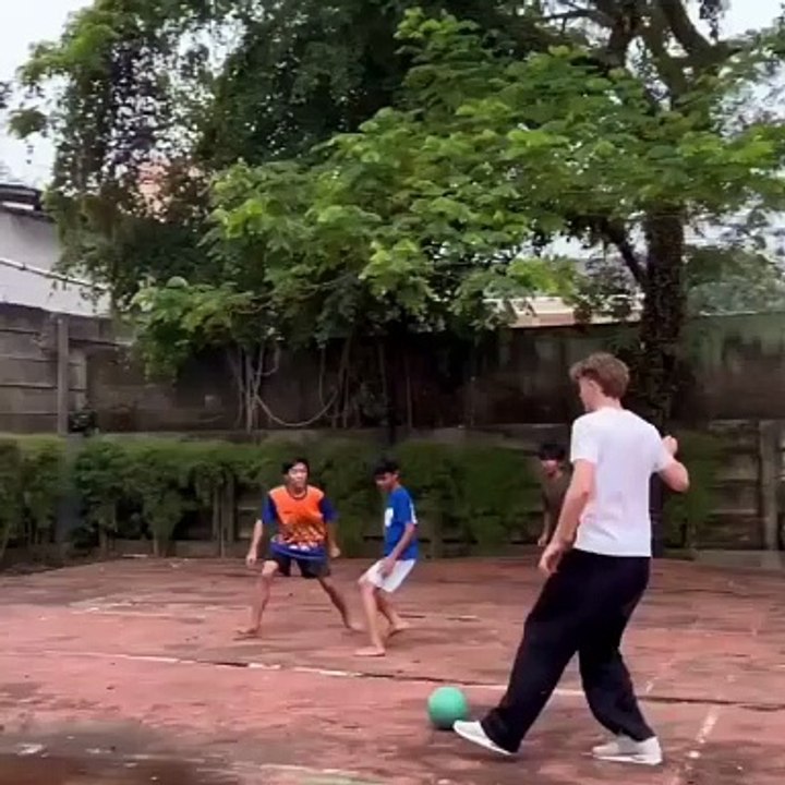 Momen Ole Romeny Bermain bola dengan Anak-Anak di Lebak Bulus