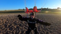 « C’est comme une drogue » : à bientôt 85 ans, Michel tutoie les 12 000 sauts en parachute