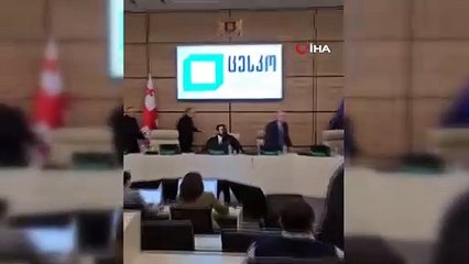 Bu da komşunun gündemi: Seçim sonucunu duyunca komisyon başkanına boya fırlattı