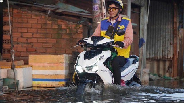 Triều cường lại lên đỉnh, người dân TPHCM vật lộn, khổ sở trong biển nước giờ tan tầm | VTC Now