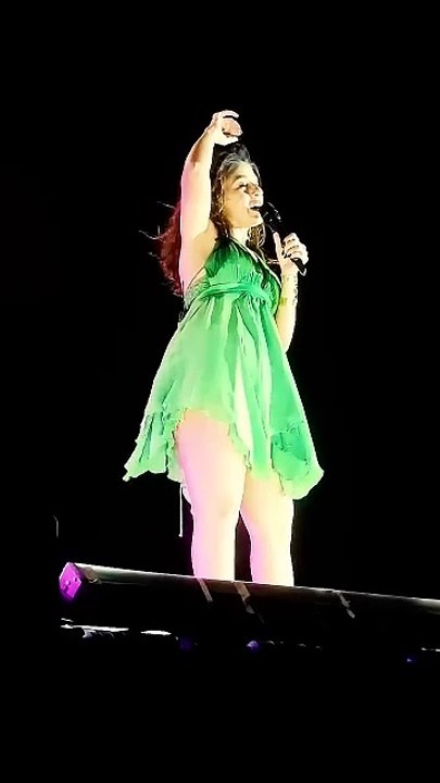 Sunidhi Chauhan Stage Performance