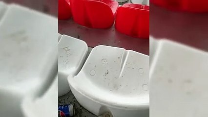 Duyarsız vatandaşlar tribünü kirletti