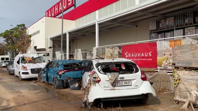 Miles de coches destrozados y abandonados se amontonan tras las inundaciones de Valencia