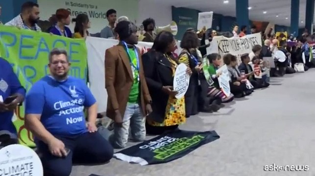 Cop29, a Baku la protesta silenziosa dei manifestanti per il clima