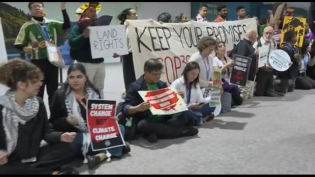 Cop29, a Baku la protesta silenziosa dei manifestanti per il clima