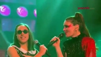 Ceyda Düvenci’nin kızı Melisa Nil Karaibrahimgil ile birlikte sahneye çıktı!