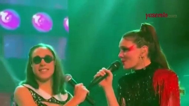 Ceyda Düvenci’nin kızı Melisa Nil Karaibrahimgil ile birlikte sahneye çıktı!
