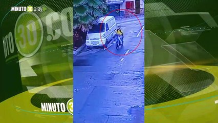 ¡Mucho infeliz! Pillaron a un 'pelao' botando a unos cachorritos en Buenos Aires
