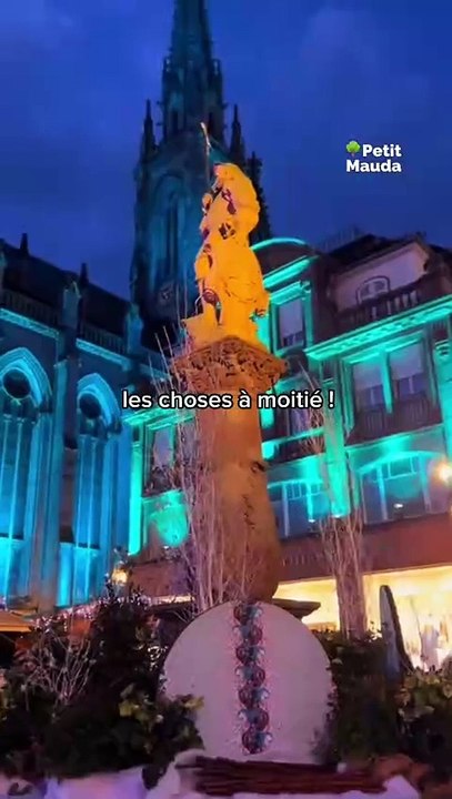Trois marchés de Noël à éviter absolument si tu veux échapper à une overdose de magie de Noël ! 🎄✨  À Mulhouse, tout est exagéré : les bâtiments s’habillent de lumière, les rues scintillent, et tu risques de vider ton porte-monnaie sans t’en rendre compt
