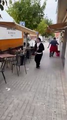 Video capta cuando matan a exentrenador de fútbol que tomaba un té en una cafetería