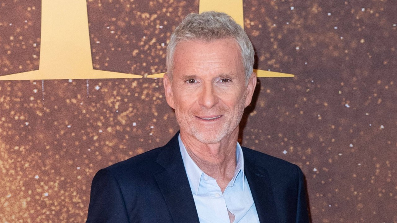 GALA VIDEO - Denis Brogniart comme un poisson dans l’eau : loin des îles paradisiaques, il s’offre une baignade rafraîchissante dans le Var !