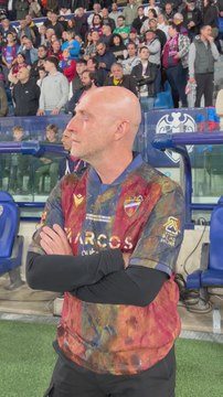 Las lágrimas de Calero, entrenador del Levante, durante el homenaje a las víctimas por la DANA