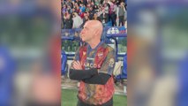 Las lágrimas de Calero, entrenador del Levante, durante el homenaje a las víctimas por la DANA