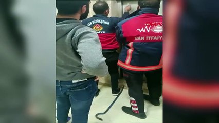 Van'da asansörde mahsur kalan 4 kişiyi itfaiye kurtardı