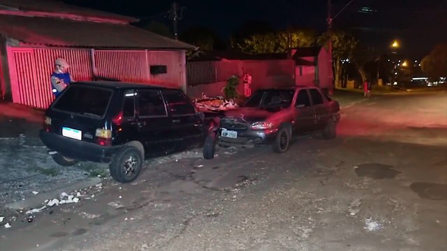 Motorista de Uno fica ferido após bater contra Escort estacionado no Bairro São Cristóvão