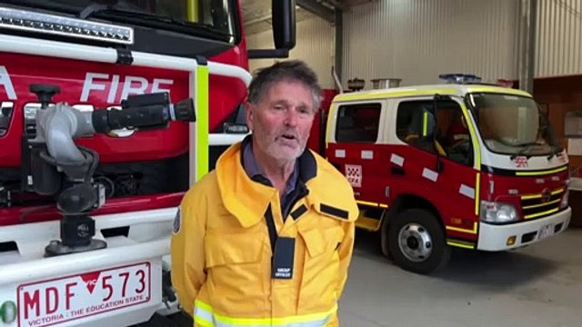 Bushfires hitting Victoria as residents and firefighters hope cooler weather will prevail