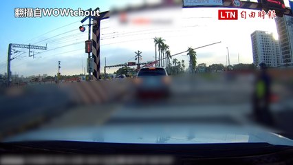 BMW休旅車停平交道黃網區還被柵欄打到 鐵警初判重罰(翻攝自WOWtchout /警方提供)