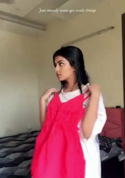 muskarana tujhi se seekha hai