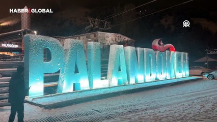 Palandöken'de tilkilerin kar eğlencesi