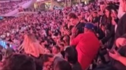 En redes se viraliza el "mejor puñetazo" del Jake-Tyson... ¡desde la grada!